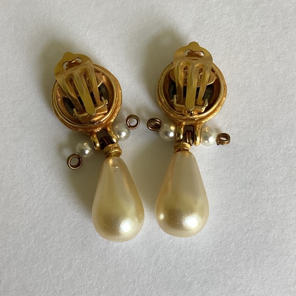 Etruscan Style Coin Earrings Faux Pearl Stamped LM Intaglio Mobe Classic Gift - Picture 6 of 13